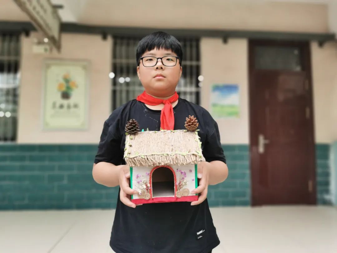 提高爱鸟意识,指导学生设计人工鸟巢,投食器