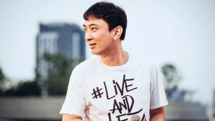 那天王思聪带着四位美女在成都的一家酒吧现身,王思聪穿着一件黑色的