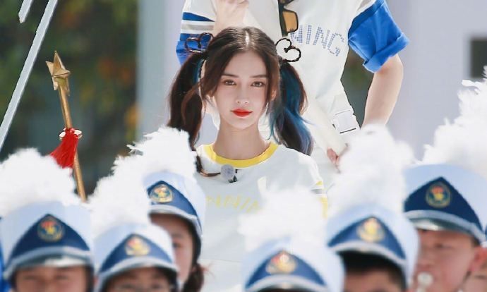 张彬彬公主抱baby,女方的手一直扬在空中,这是对黄晓明的尊重休闲区蓝鸢梦想 - Www.slyday.coM