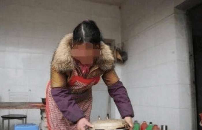 女子交不起房租，把家搬到公厕里，路人上厕所遭遇尴尬休闲区蓝鸢梦想 - Www.slyday.coM