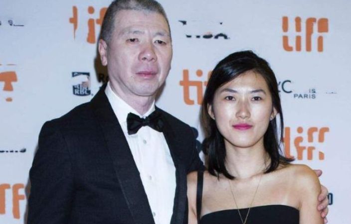 63岁冯小刚坐路边摊吃饭,在人群中白的显眼,热情招呼老板娘合影休闲区蓝鸢梦想 - Www.slyday.coM 63岁冯小刚坐路边摊吃饭,在人群中白的显眼,热情招呼老板娘合影休闲区蓝鸢梦想 - Www.slyday.coM