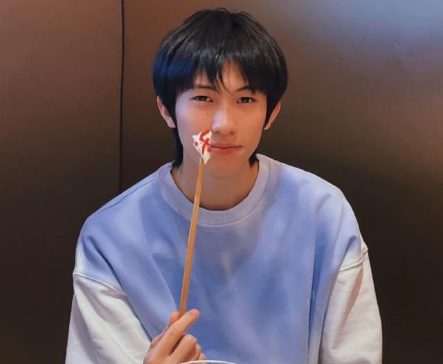 林墨为看到工作人员摔倒大笑道歉!网友：下意识行为看出人品休闲区蓝鸢梦想 - Www.slyday.coM