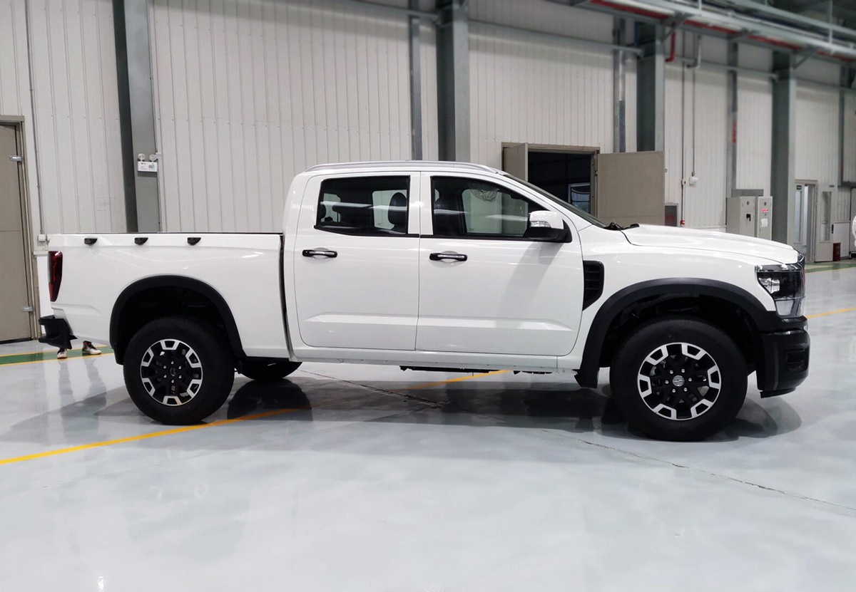 国产首款全尺寸大皮卡中兴g9实拍车宽超2米配23t柴油动力