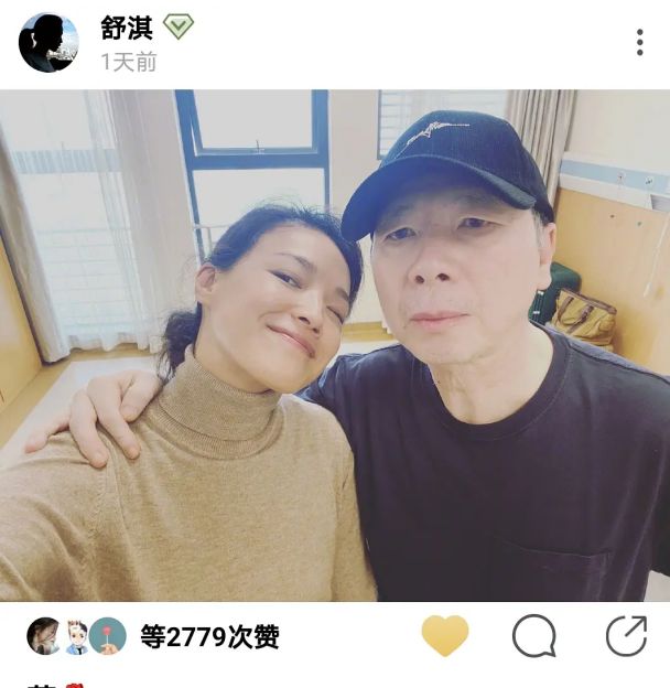 63岁冯小刚坐路边摊吃饭,在人群中白的显眼,热情招呼老板娘合影休闲区蓝鸢梦想 - Www.slyday.coM 63岁冯小刚坐路边摊吃饭,在人群中白的显眼,热情招呼老板娘合影休闲区蓝鸢梦想 - Www.slyday.coM