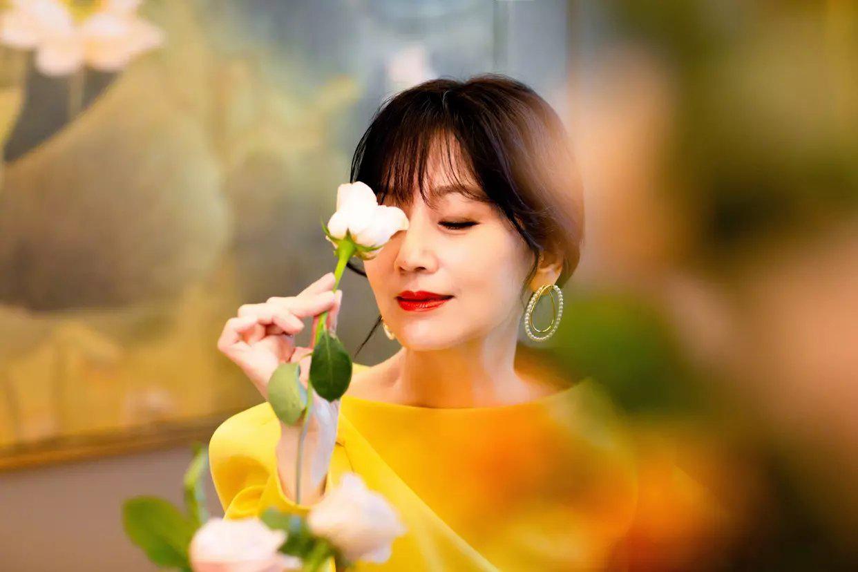 女神赵雅芝昨天晚上发了一组图片