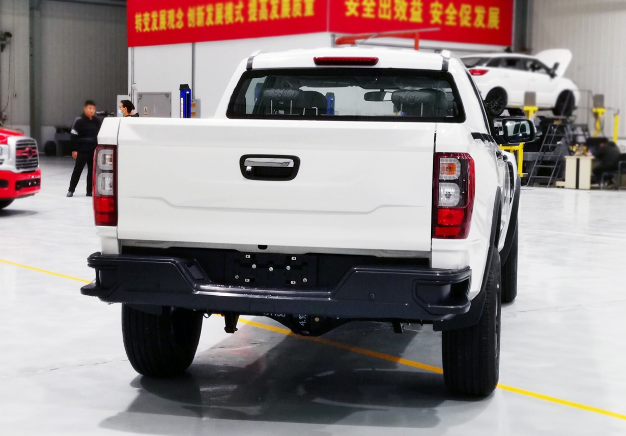 国产首款全尺寸大皮卡中兴g9实拍车宽超2米配23t柴油动力