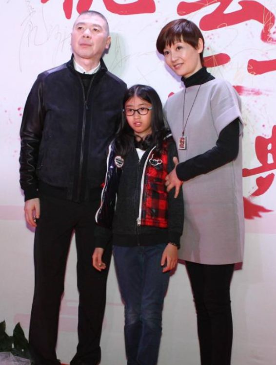 63岁冯小刚坐路边摊吃饭,在人群中白的显眼,热情招呼老板娘合影休闲区蓝鸢梦想 - Www.slyday.coM 63岁冯小刚坐路边摊吃饭,在人群中白的显眼,热情招呼老板娘合影休闲区蓝鸢梦想 - Www.slyday.coM