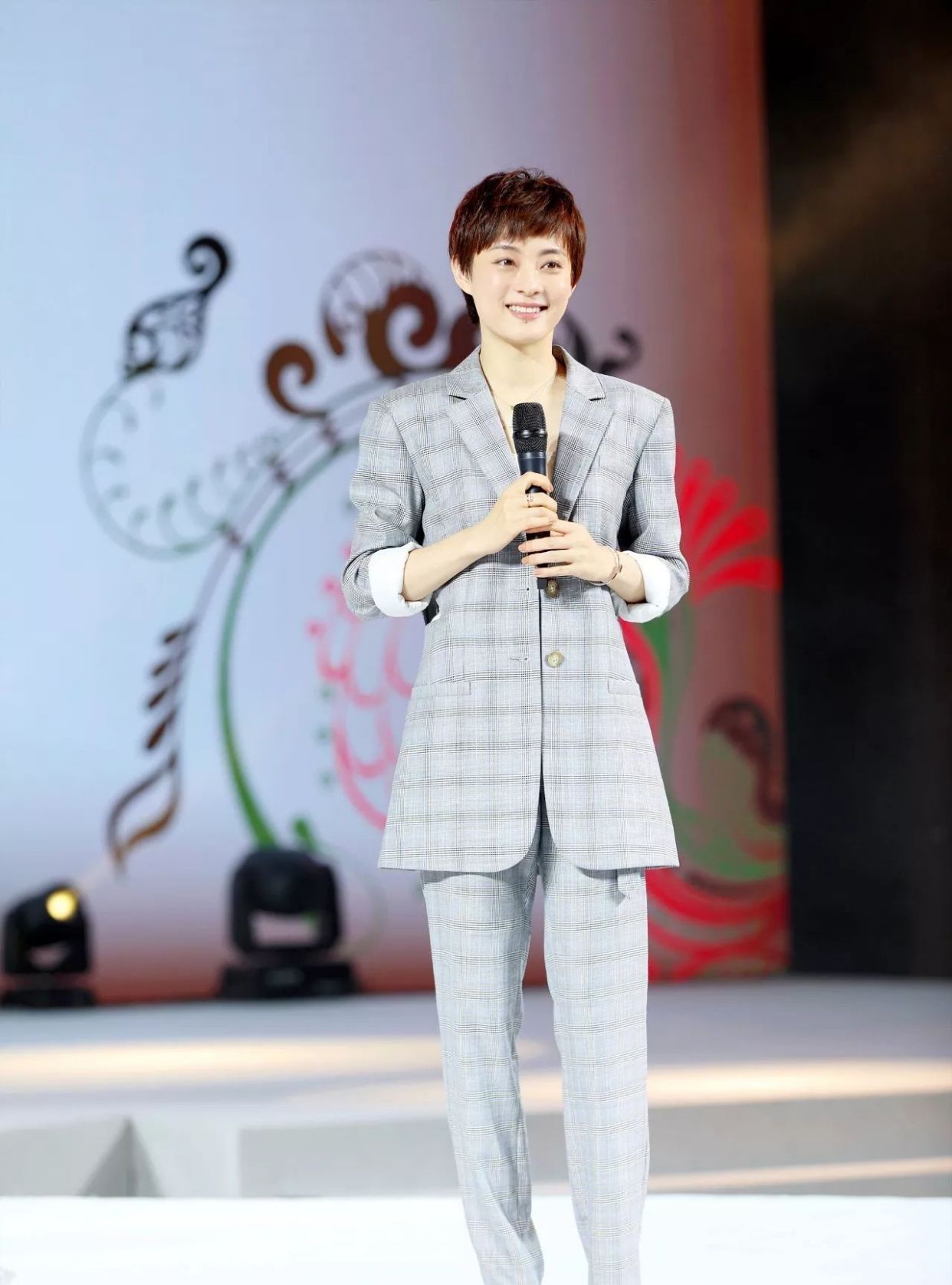 孙俪终于换发型头发这么短还烫泡面卷形象突破大变样