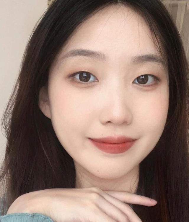 单眼皮女生画眼妆港风一定是首选步骤简单还不会出错