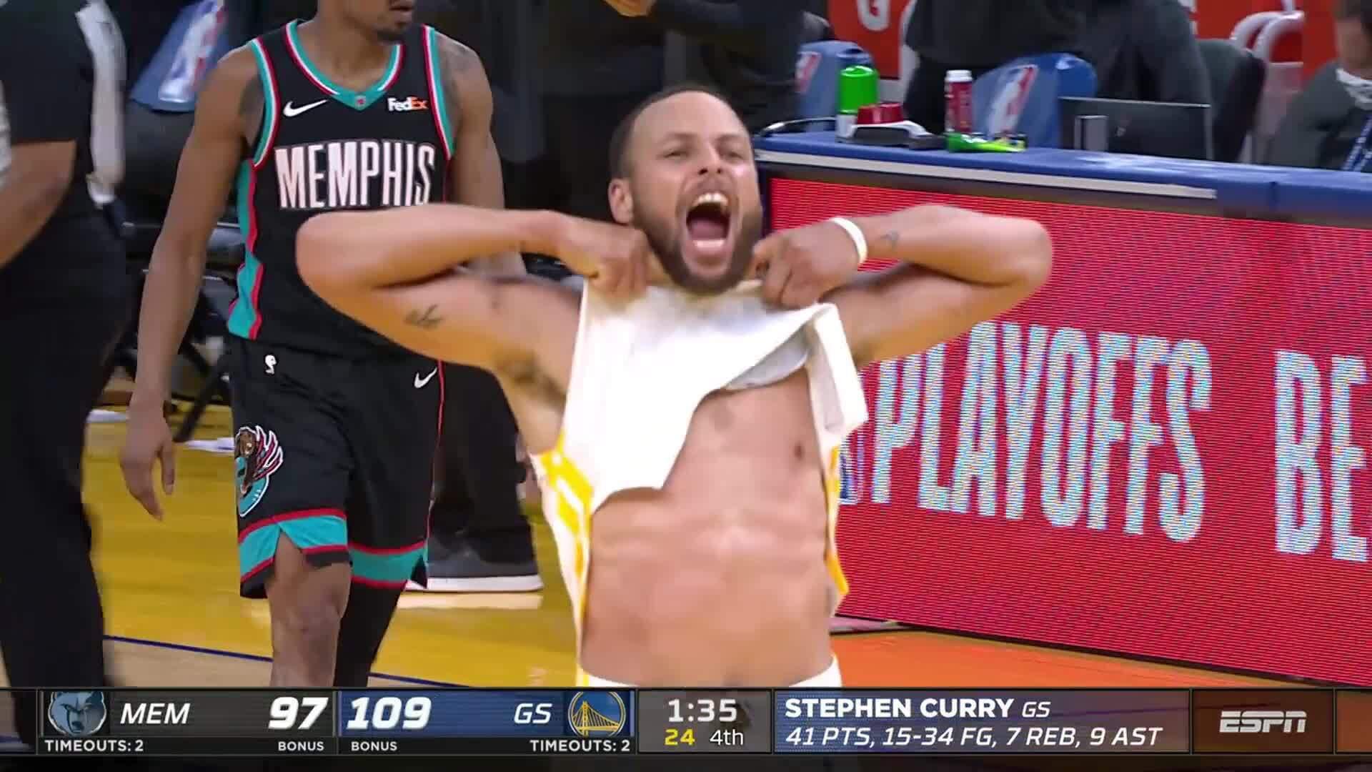 上次勇士拿第八的时候,球队的当家球星掀起球衣庆祝,今天