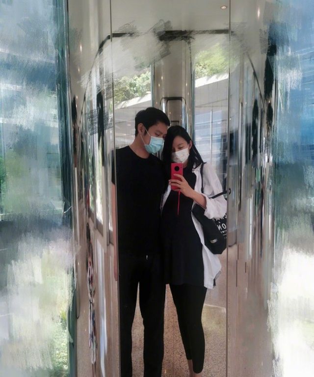 张梓琳挺大肚与老公逛街夫妻相拥合影郎才女貌待产身材令人羡