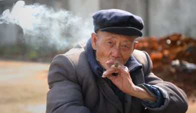 七旬老人自述到了晚年宁愿请保姆也不去儿子家被啃老