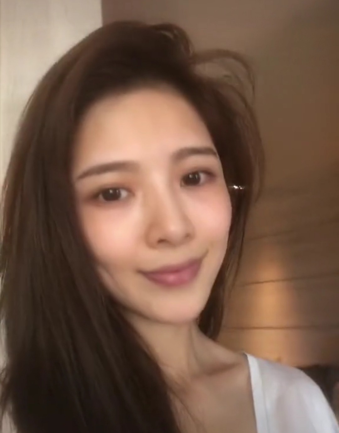 5月17日,杜淳老婆王灿在社交平台晒出近照,并配文道:"今天长这样",她