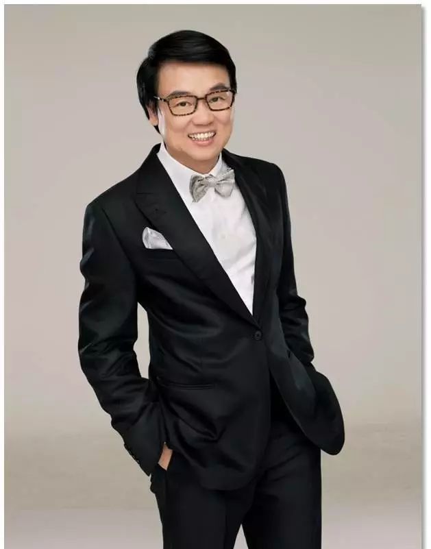 75岁黄百鸣太年轻踩桌连做俯卧撑大气不喘住豪宅儿女家底丰厚