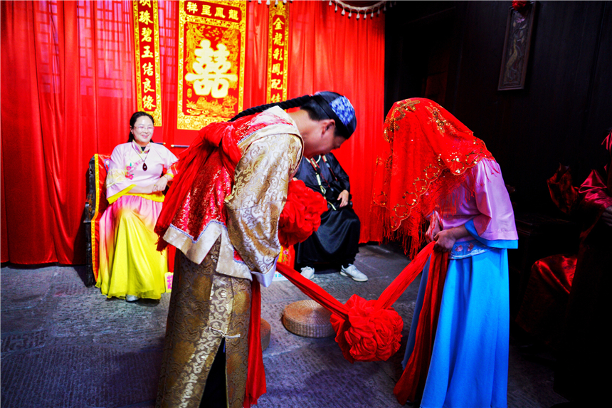 游客在这里可以体验一次当新郎拜天地的古老婚庆方式