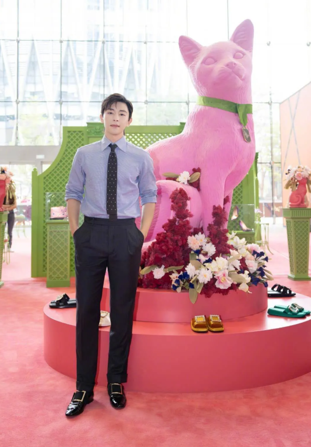 邓伦新剧来袭穿蓝衬衣配斑点领带化身禁欲男神