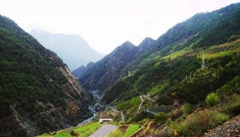 云南有一条死亡之坡全长27公里下降1100米10年毁了上千辆车