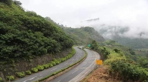 云南有一条死亡之坡全长27公里下降1100米10年毁了上千辆车