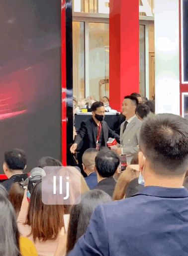 艺人林墨看到工作人员摔倒后大笑,凌晨道歉,表示不会再犯休闲区蓝鸢梦想 - Www.slyday.coM 艺人林墨看到工作人员摔倒后大笑,凌晨道歉,表示不会再犯休闲区蓝鸢梦想 - Www.slyday.coM