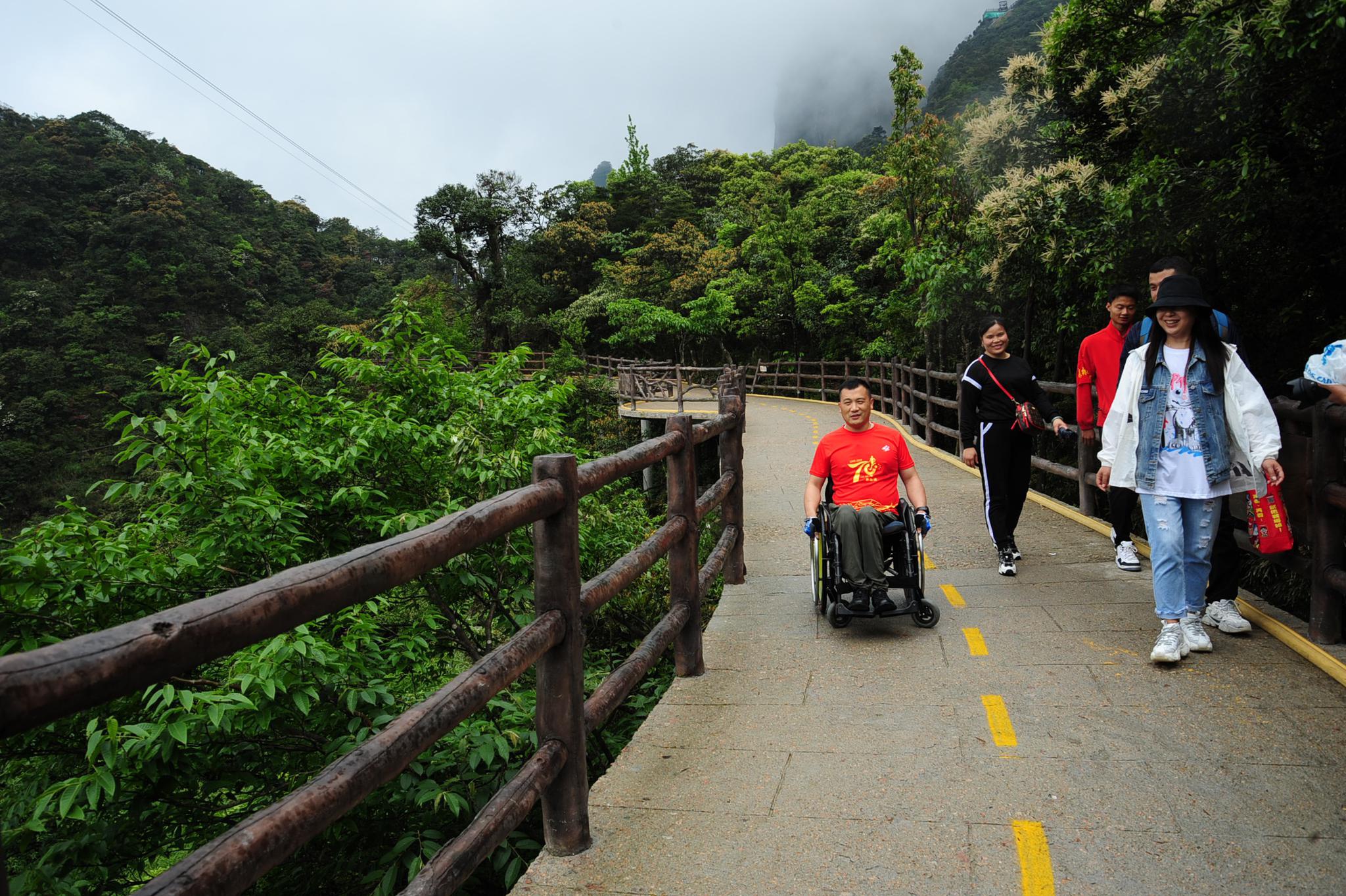 坐轮椅登顶峰中国首家无障碍山岳型景区贴心服务残疾人游客