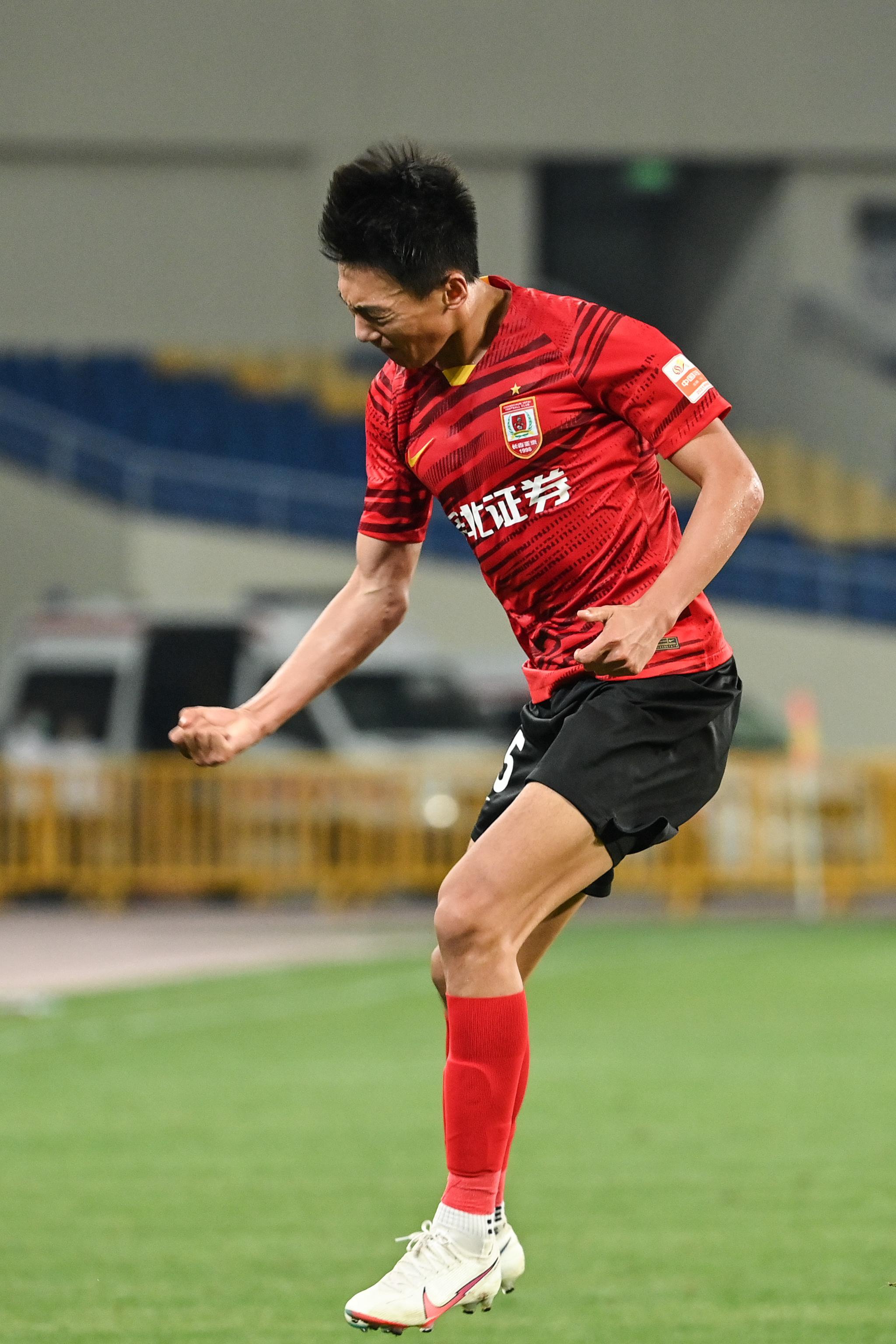 足球——中超:长春亚泰胜上海申花|王鹏|长春亚泰|申花队_新浪新闻