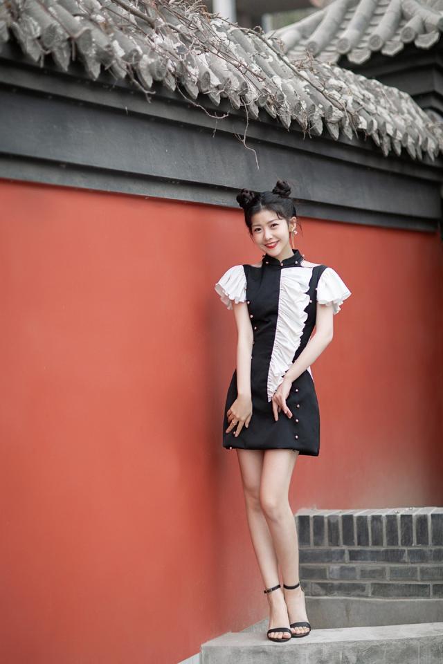 赖美云玩转国潮,穿"短旗袍 哪吒头"场边看秀,娇俏又显腿长
