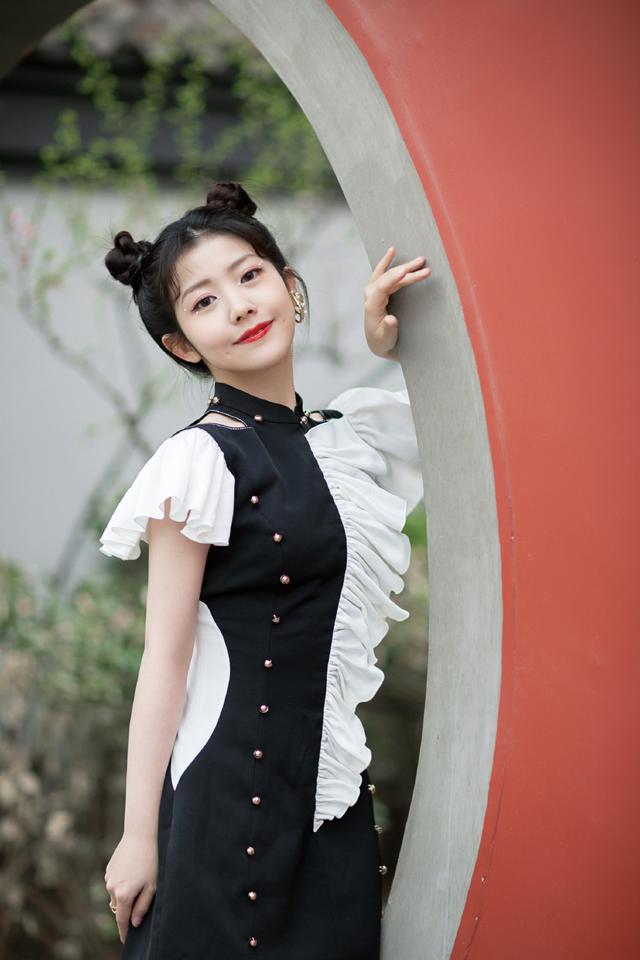 赖美云玩转国潮,穿"短旗袍 哪吒头"场边看秀,娇俏又显腿长