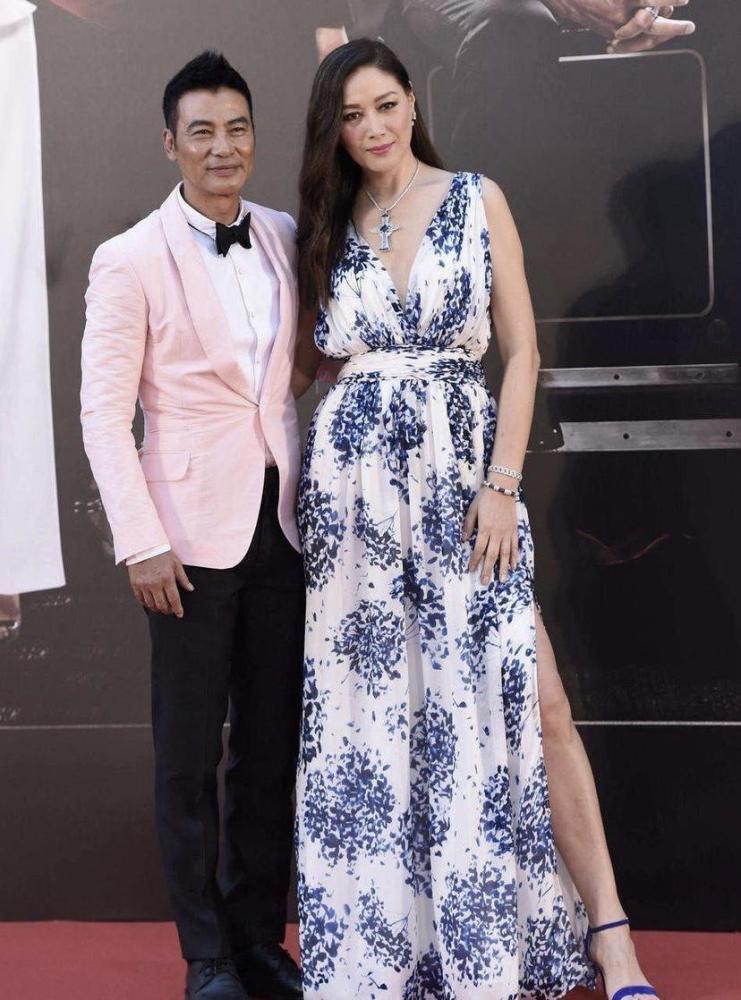 琦琦与老公任达华又撒狗粮穿亮片裙配渔网丝袜秀出超模身材