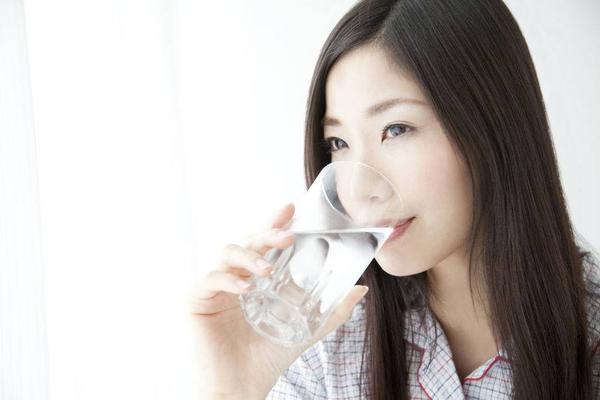 喝水与心脏健康有关？不想再“伤心”，喝水的方式得变一变休闲区蓝鸢梦想 - Www.slyday.coM