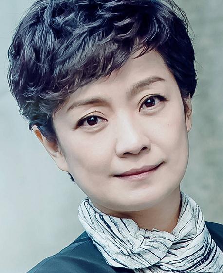 她拿24亿分手费,二婚嫁穷小伙张嘉译,如今51岁被宠成公主|王海燕