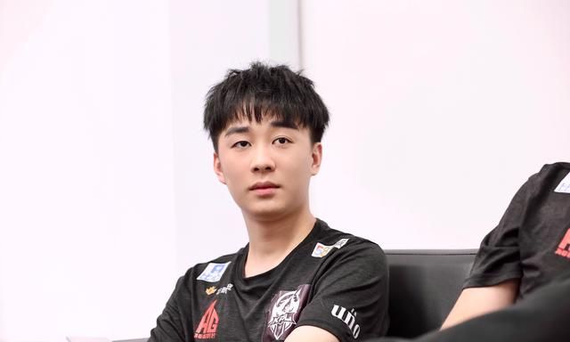 ag堪称kpl"养猪场",阿泽固定首发不到半年,连双下巴都出来了|阿泽|双