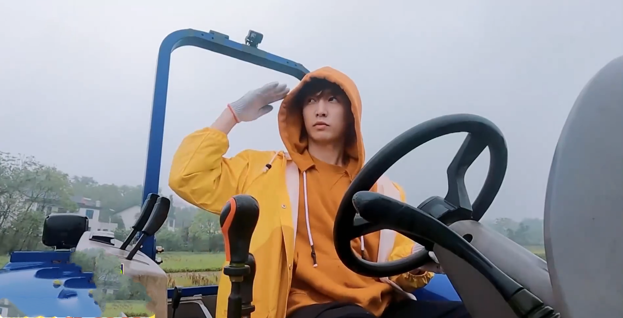 张一山关晓彤到南京大学拍戏青簪锁三千热播中