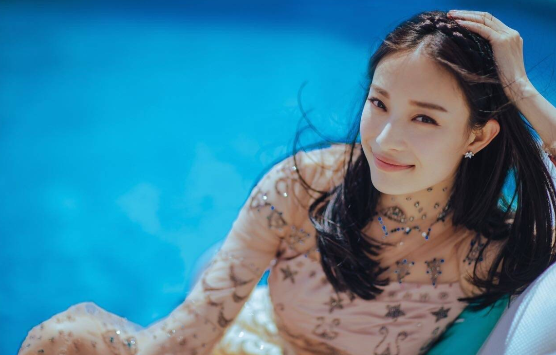 镂空加黑丝元素大胆,桃花眼迷人|倪妮|桃花眼|封面_新浪新闻