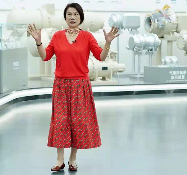 董明珠高调上访谈节目!穿红裙戴丝巾超有女人味,见杨澜罕见娇羞