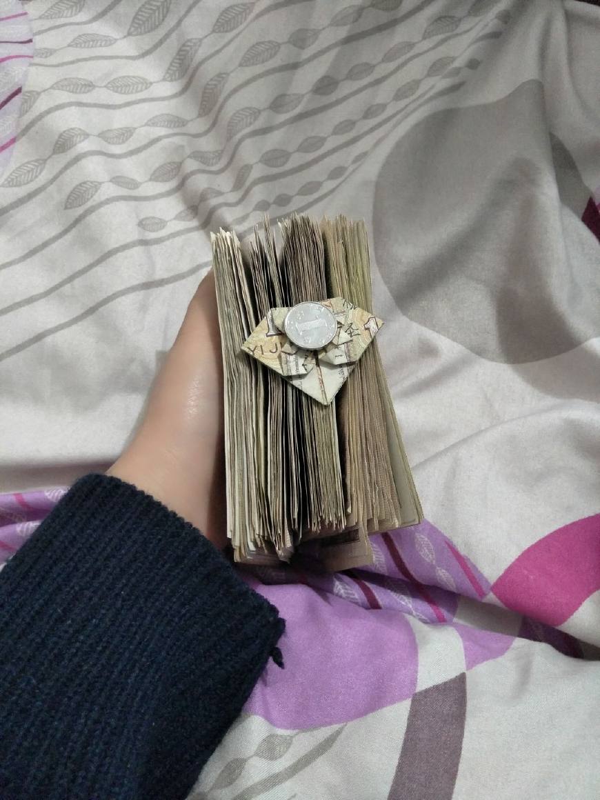 男子攒了一抽屉的钱,打开抽屉却让人目瞪口呆