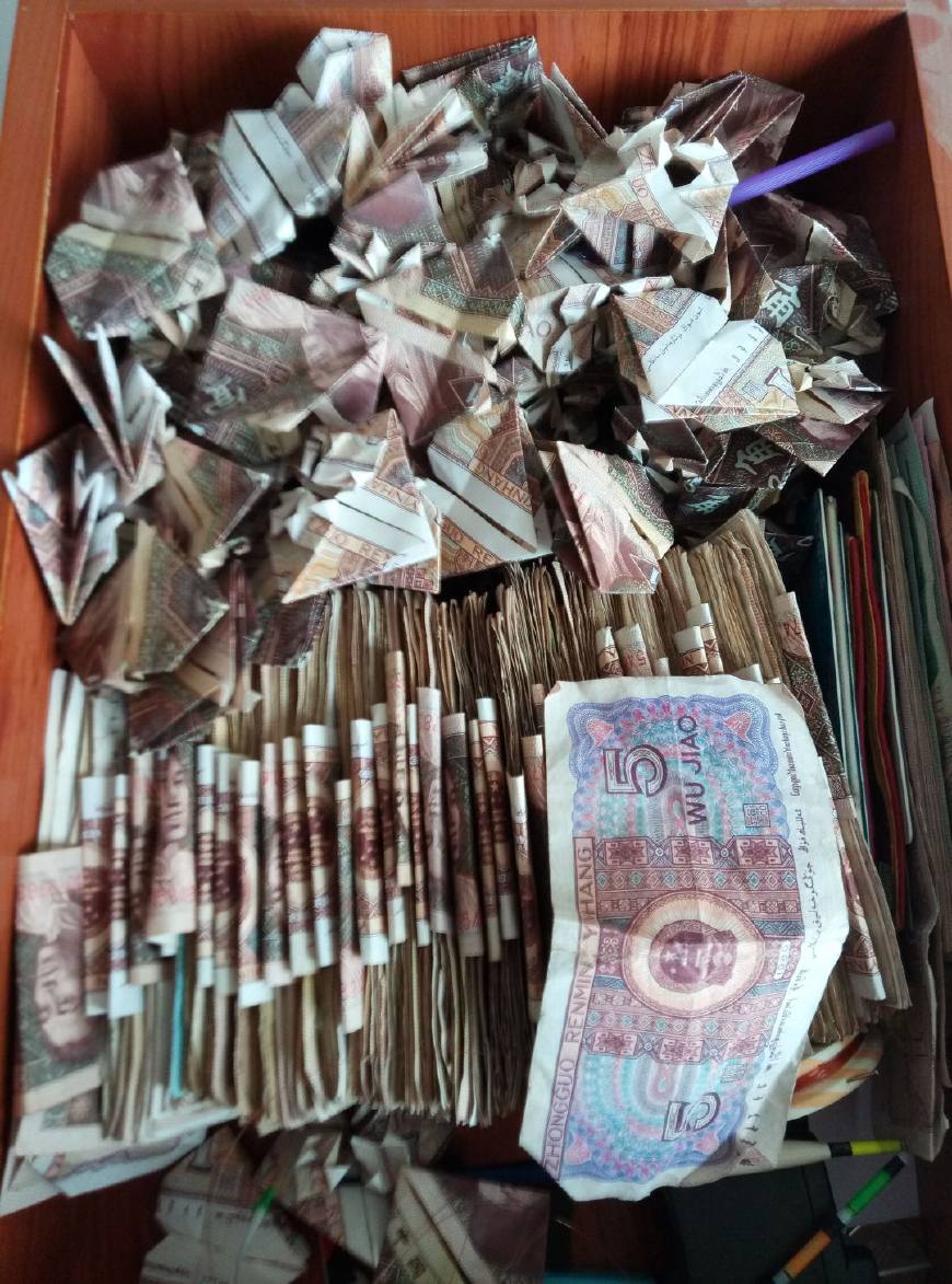 男子攒了一抽屉的钱,打开抽屉却让人目瞪口呆