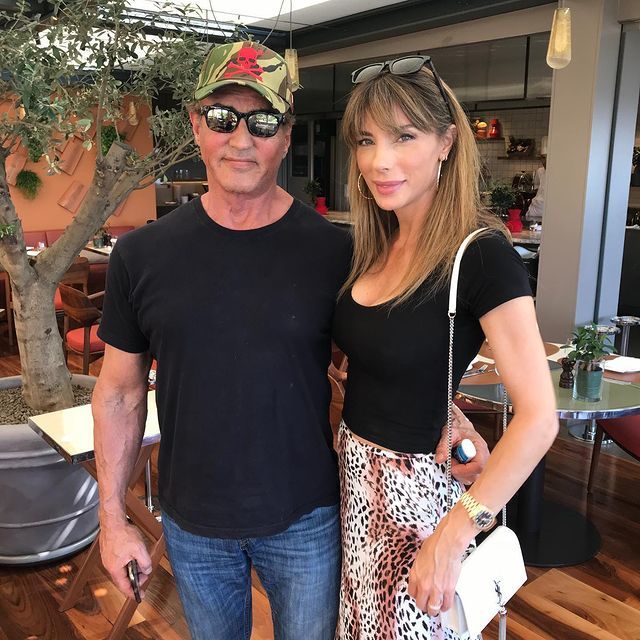 74岁史泰龙庆祝结婚24周年!52岁妻子美艳如少女,3个女儿像超模