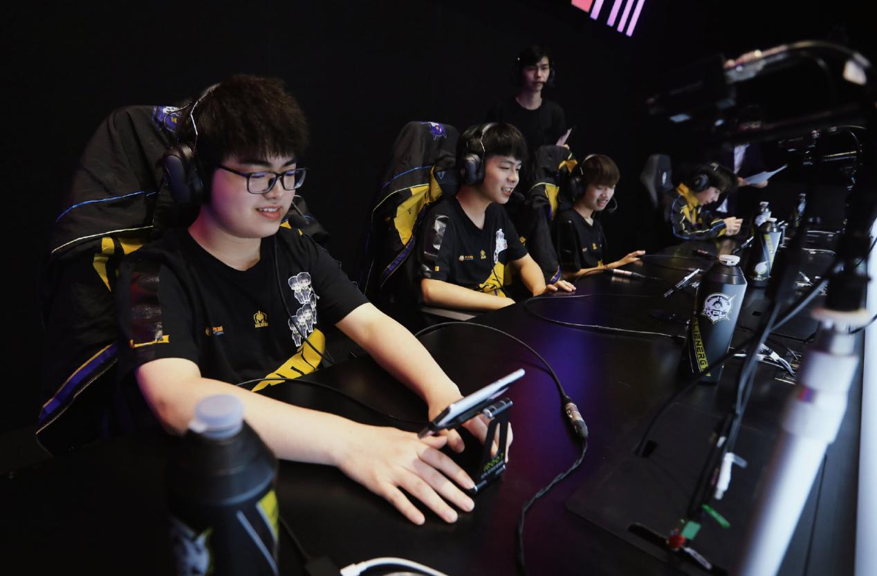 kpl主持人形容久酷"母"惹众怒,hero运营:已经道歉了还要怎样|主持人