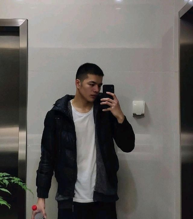 就读于西南财经大学的成都高大帅气男孩,憨憨的有点萌!