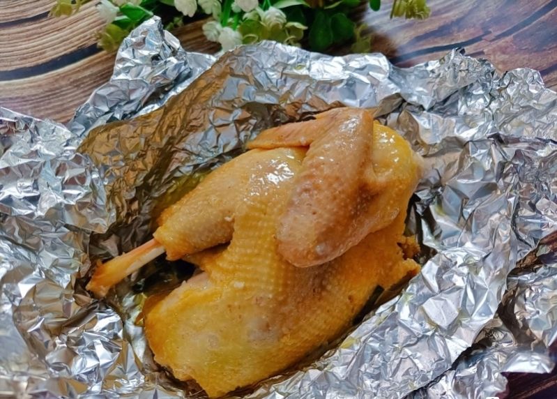 超入味的家庭版盐焗鸡,你不会我来教|盐焗鸡|锡纸|姜放_新浪新闻