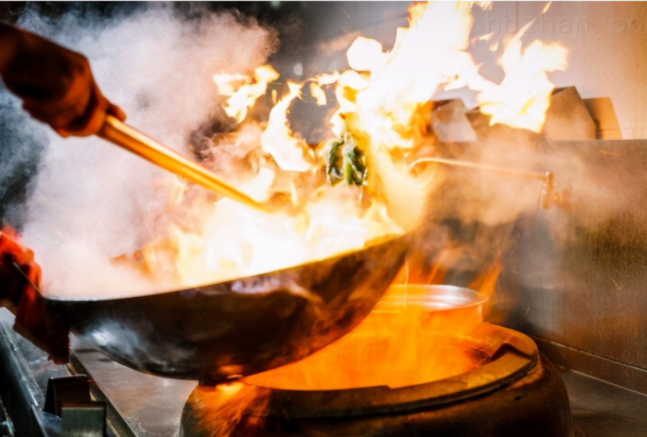 医生提醒女性炒菜时3个习惯比吸烟还伤肺注意改正