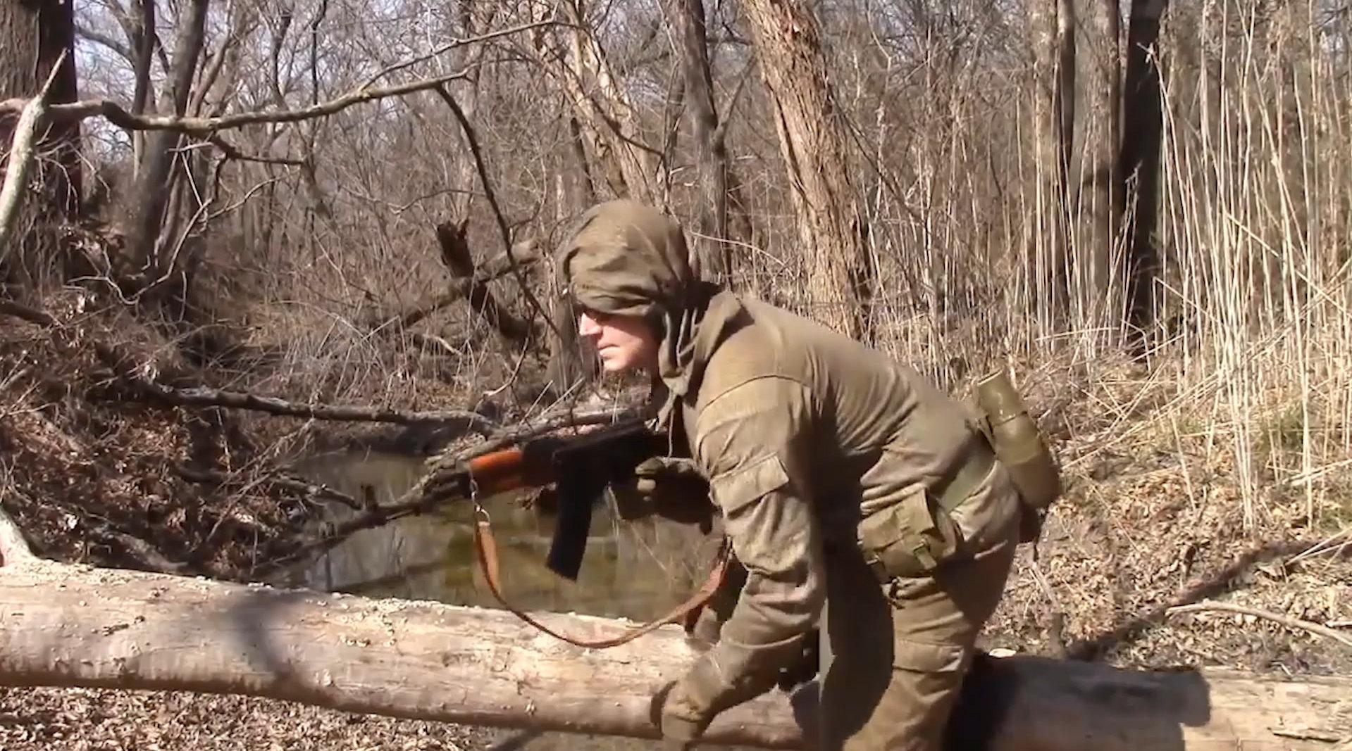 东德迷彩服,在秋冬的森林环境中测试伪装,效果怎么样