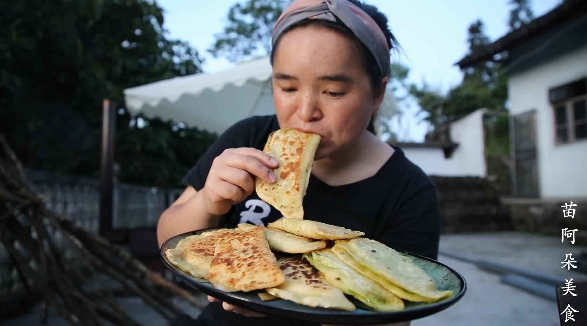 苗大姐有美女教做韭菜盒子,漂亮又美丽,内外兼修味道真的好