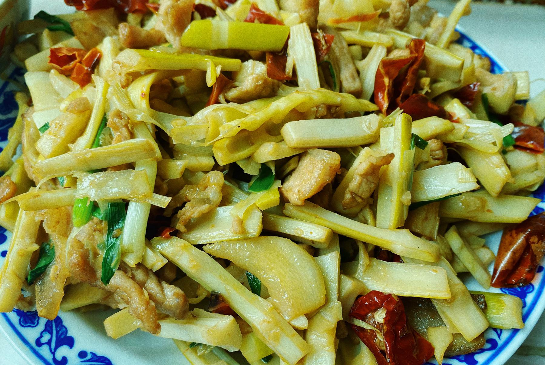 春天广元人最爱吃的一道菜竹笋炒肉鲜美可口好吃又下饭