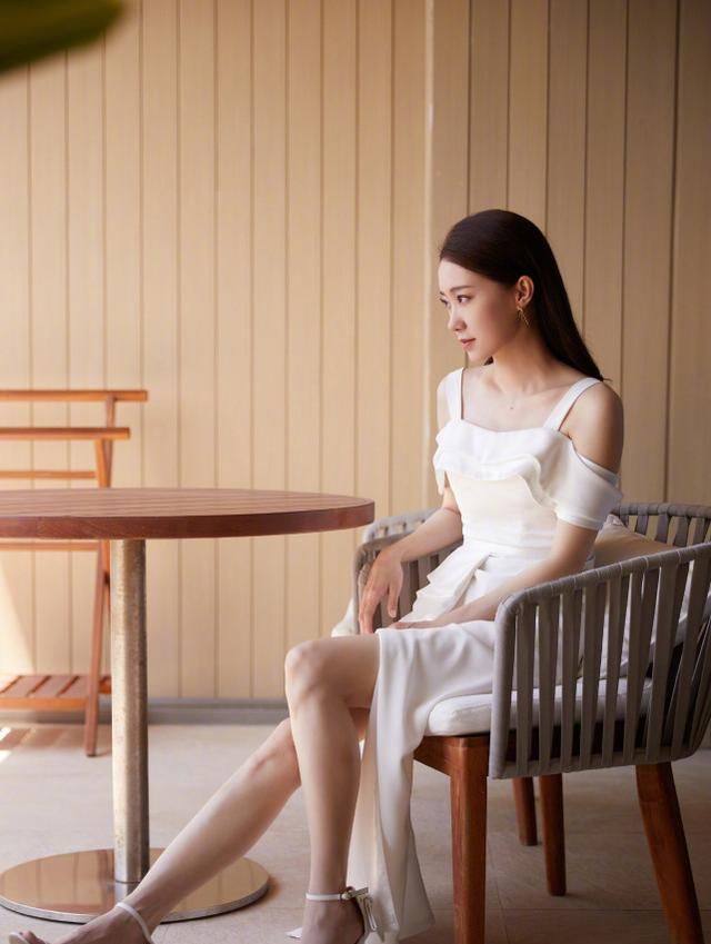 张小斐贵的自信穿吊带装巧妙拿捏同色系配色高级又显气质