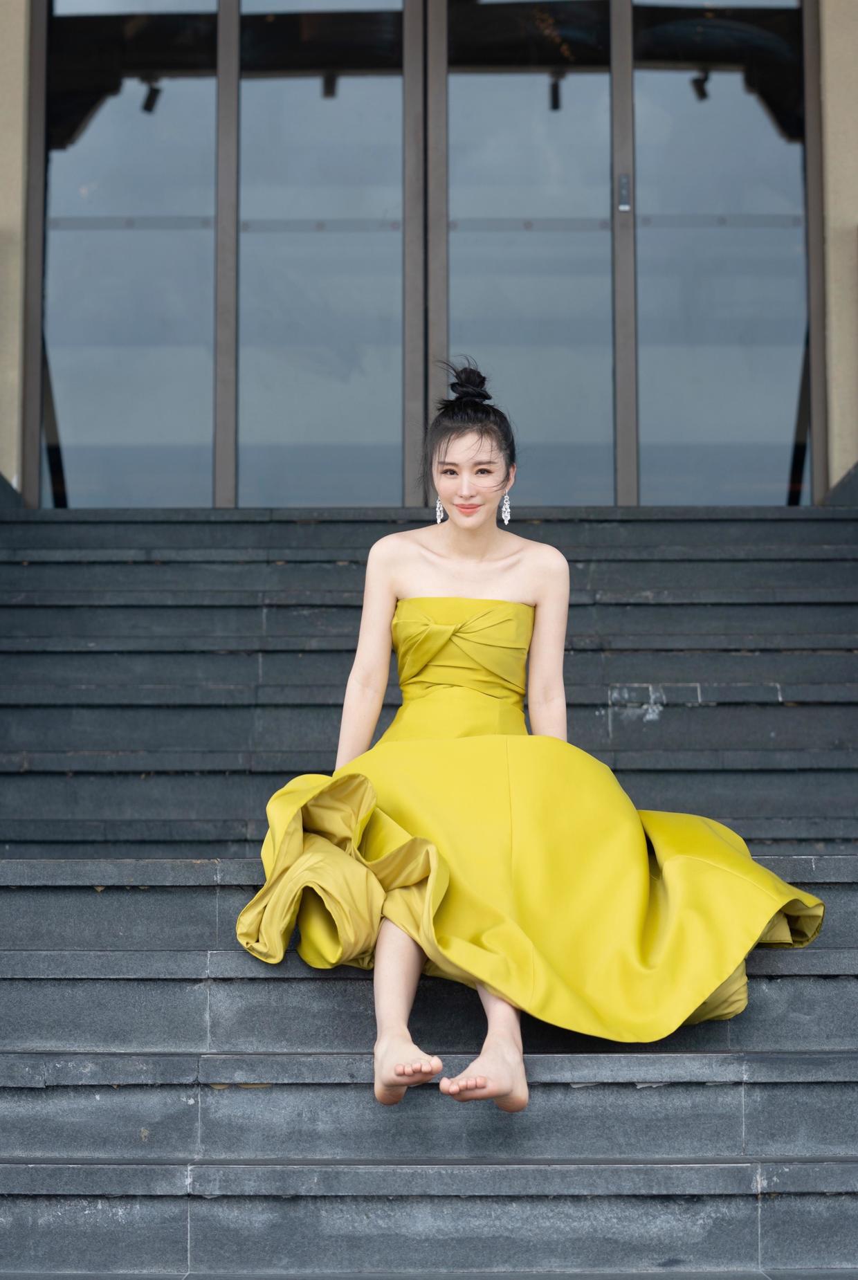 田朴珺身材真有料姜黄色抹胸长裙华丽高级不愧是风情尤物