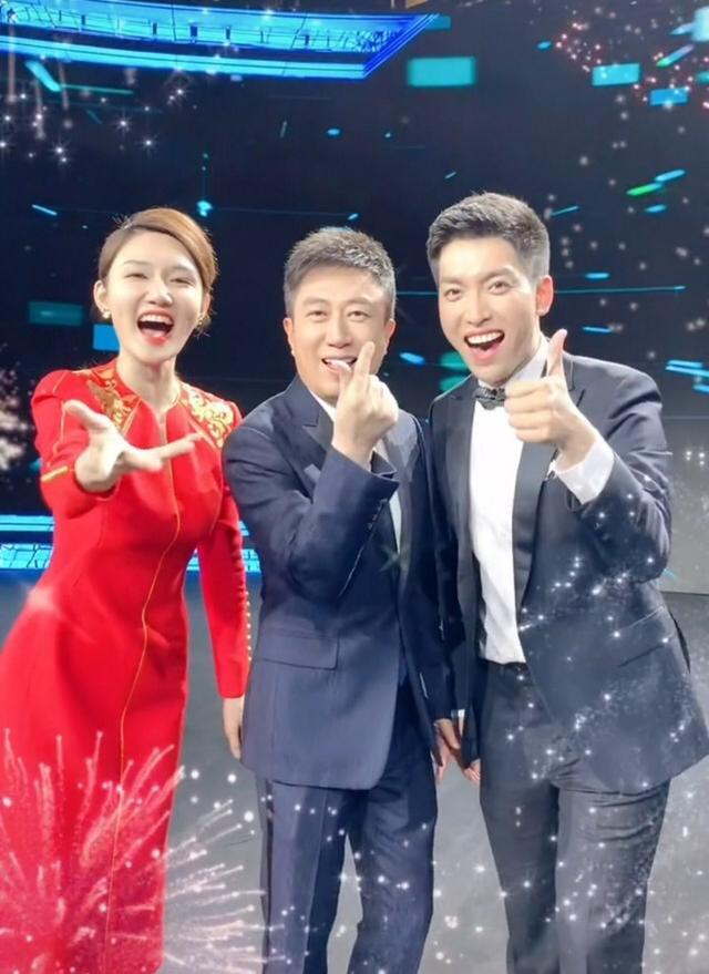 主持人龙洋晒照扭动身姿秀小蛮腰却被裙摆线头抢镜