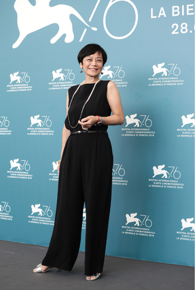 张艾嘉虽然皮肤松弛看着有点老但是穿衣挺大气不浓妆艳抹真美