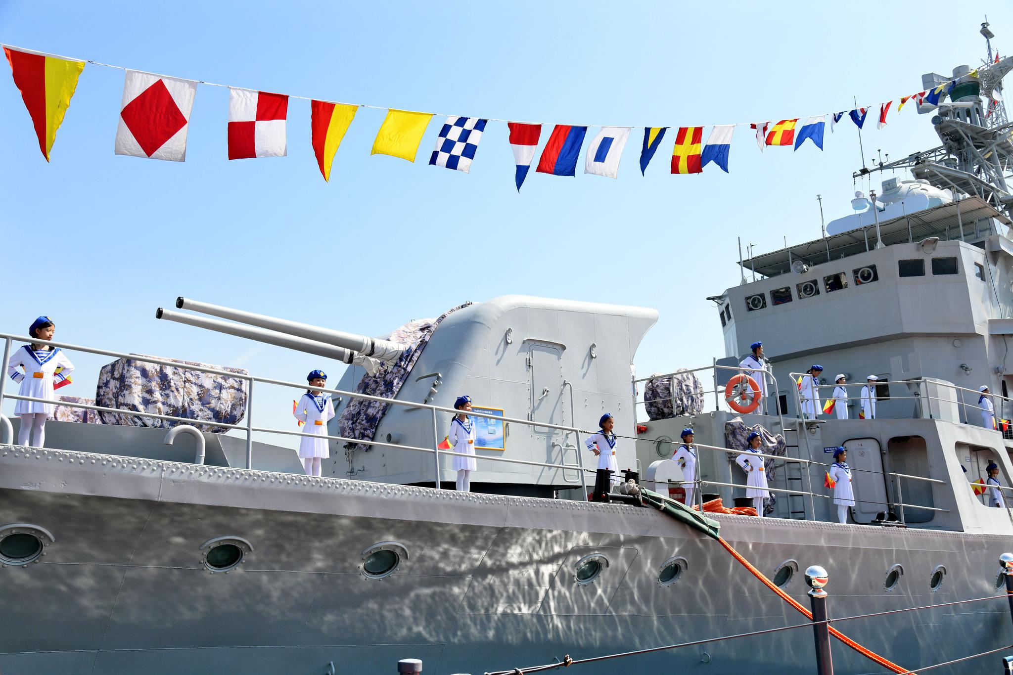 退役舰艇落户青岛 开展爱国主义教育