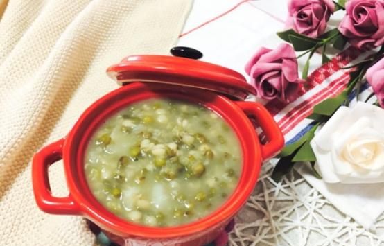 美味的绿豆百合薏米粥不仅好吃还营养